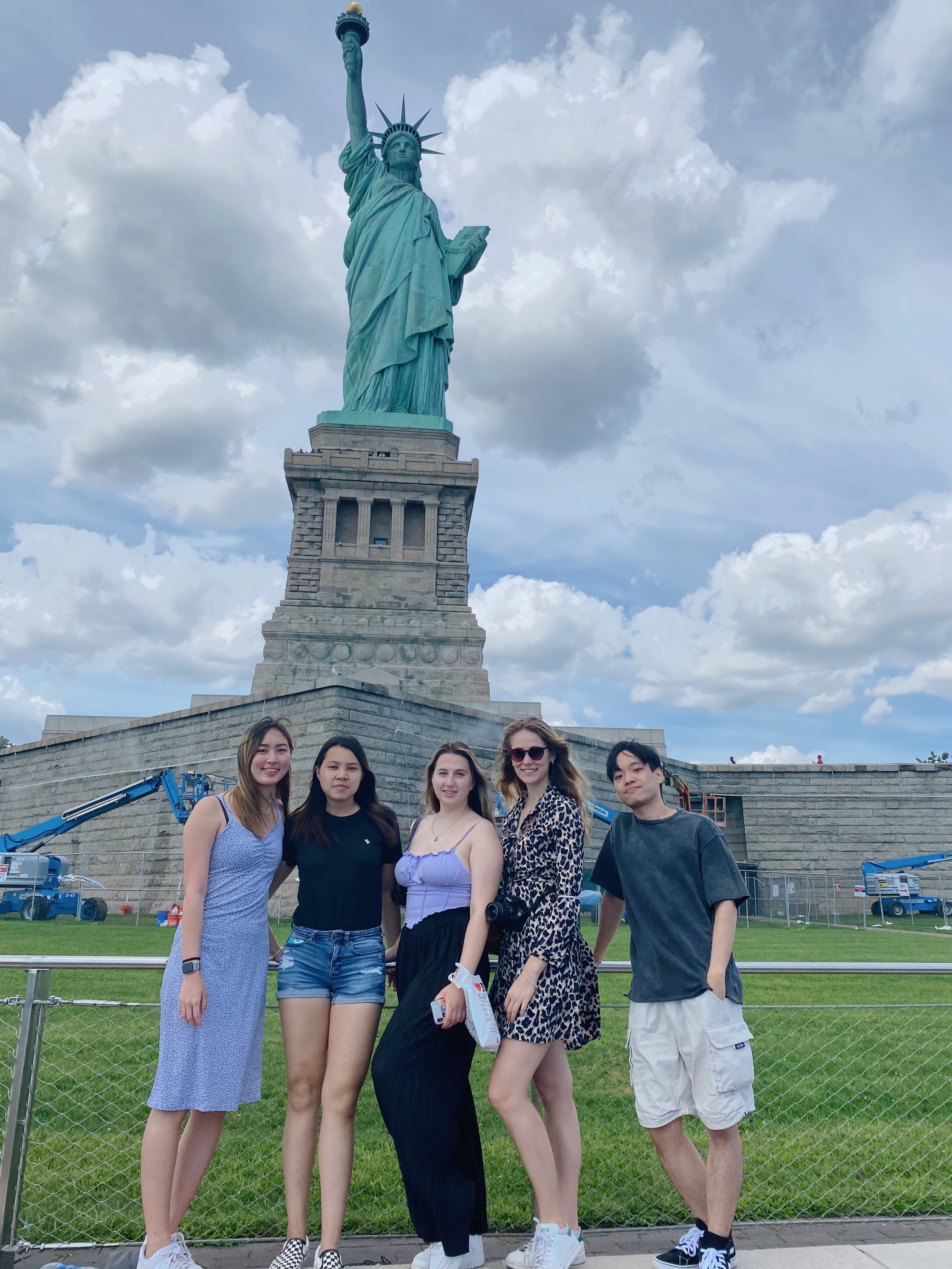 Miss Fung Tsz Ching, a third-year GLA student, and international students during their exchange in the US.