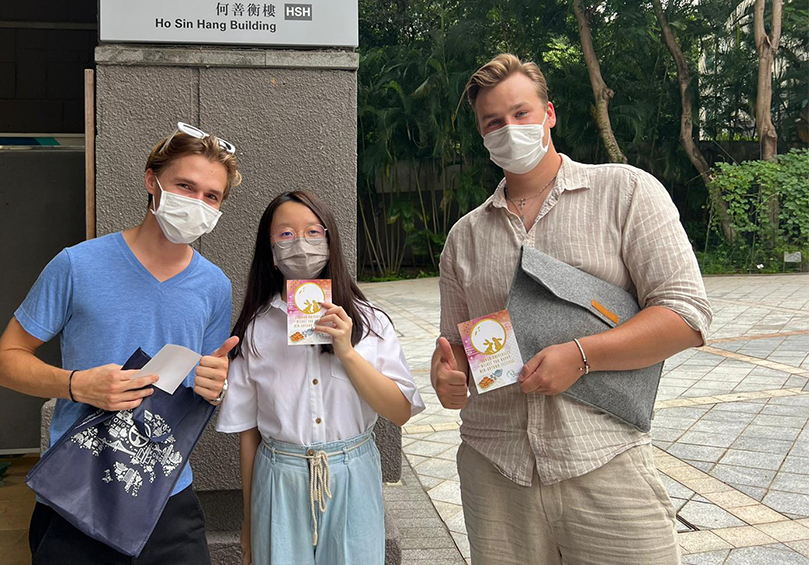 Incoming exchange students received traditional mooncakes and Mid-Autumn Festival greeting cards from their student buddies.