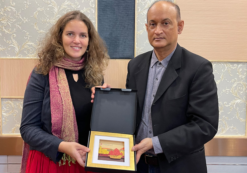 Ms Eva Morre, Deputy Consul General, Consulate General of Belgium in Hong Kong (left), receiving a souvenir from Prof Shalendra Sharma, Associate Vice-President (Academic Quality Assurance and Internationalisation) (right).