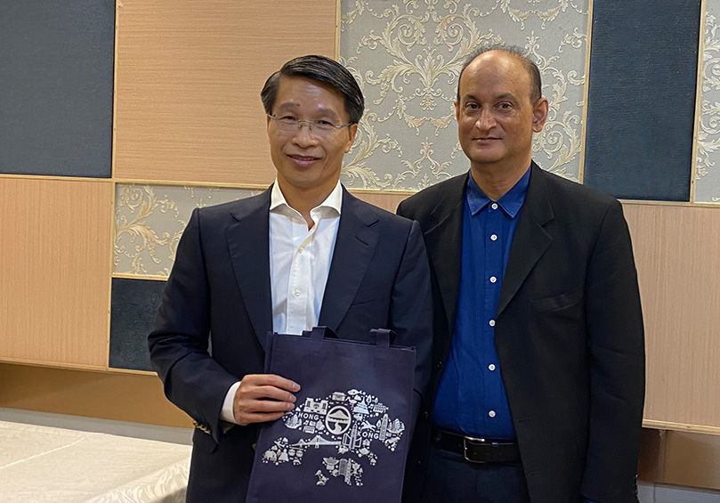 Mr Pham Binh Dam, Consul-General, Vietnam Consulate General in Hong Kong (left), receiving a souvenir from Prof Shalendra Sharma, Associate Vice-President (Academic Quality Assurance and Internationalisation) (right)..