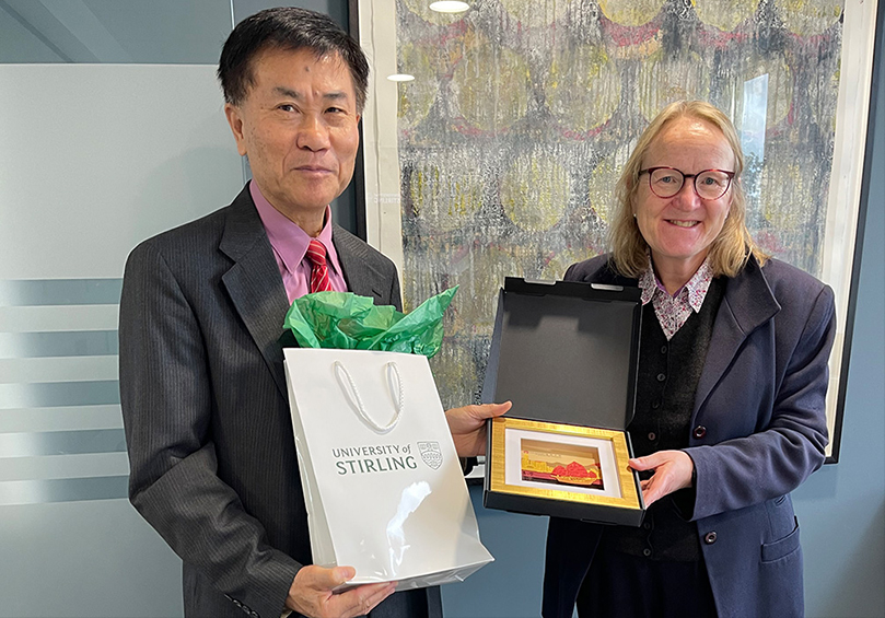  Prof Leonard K Cheng, President (left), exchanging souvenirs with Professor Judith Phillips, Deputy Principal (Research) of the University of Stirling (right), during Prof Cheng’s visit to the UK.