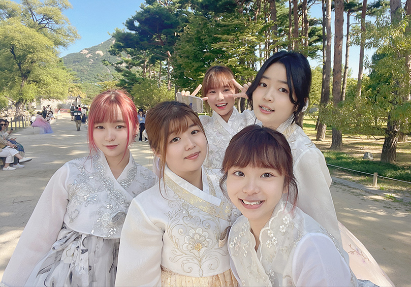 Miss Cheung Wing Ki Paris (left), wearing a hanbok, with her Taiwanese friends at Gyeongbokgung Palace in Seoul, Korea. 