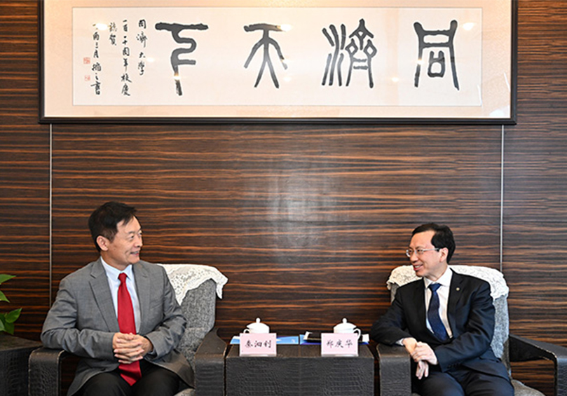 Prof Leonard K Cheng, President (right), greeting Mrs Klara Jurcova, Consul-General, Consulate General of the Czech Republic in Hong Kong (left).